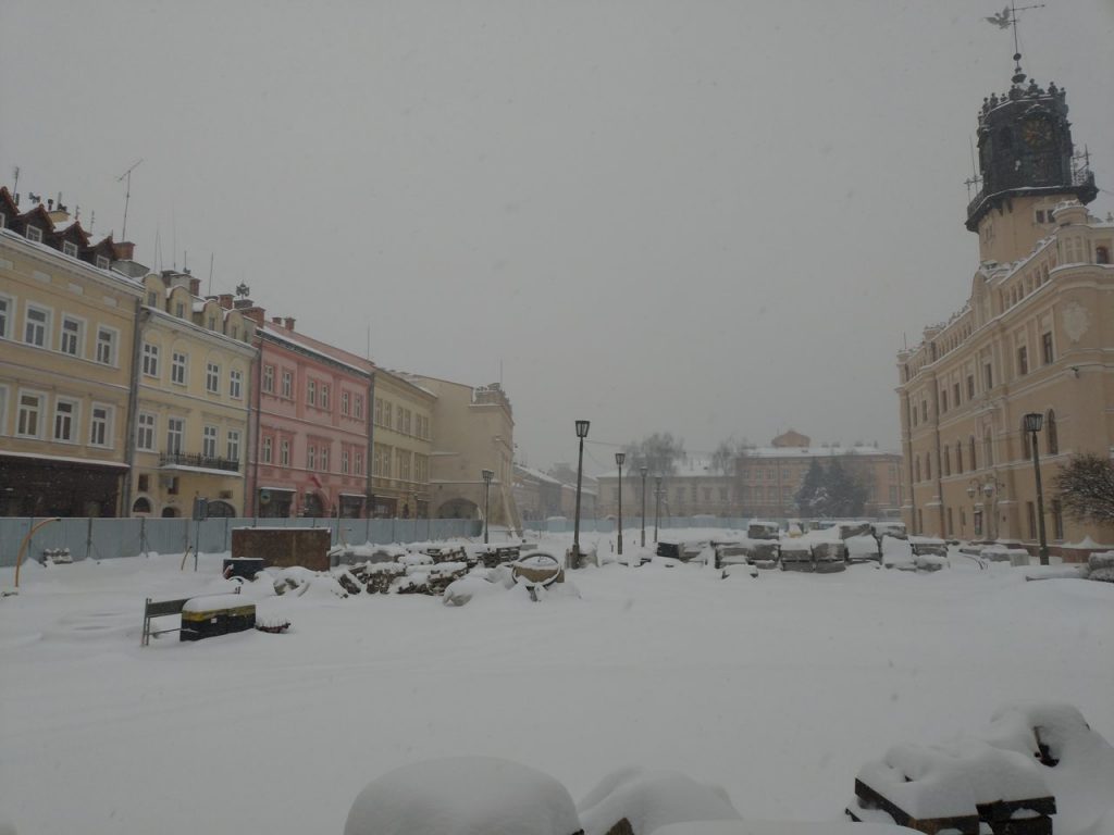 Jarosław w śniegu - 2021 - rynek w przebudowie
